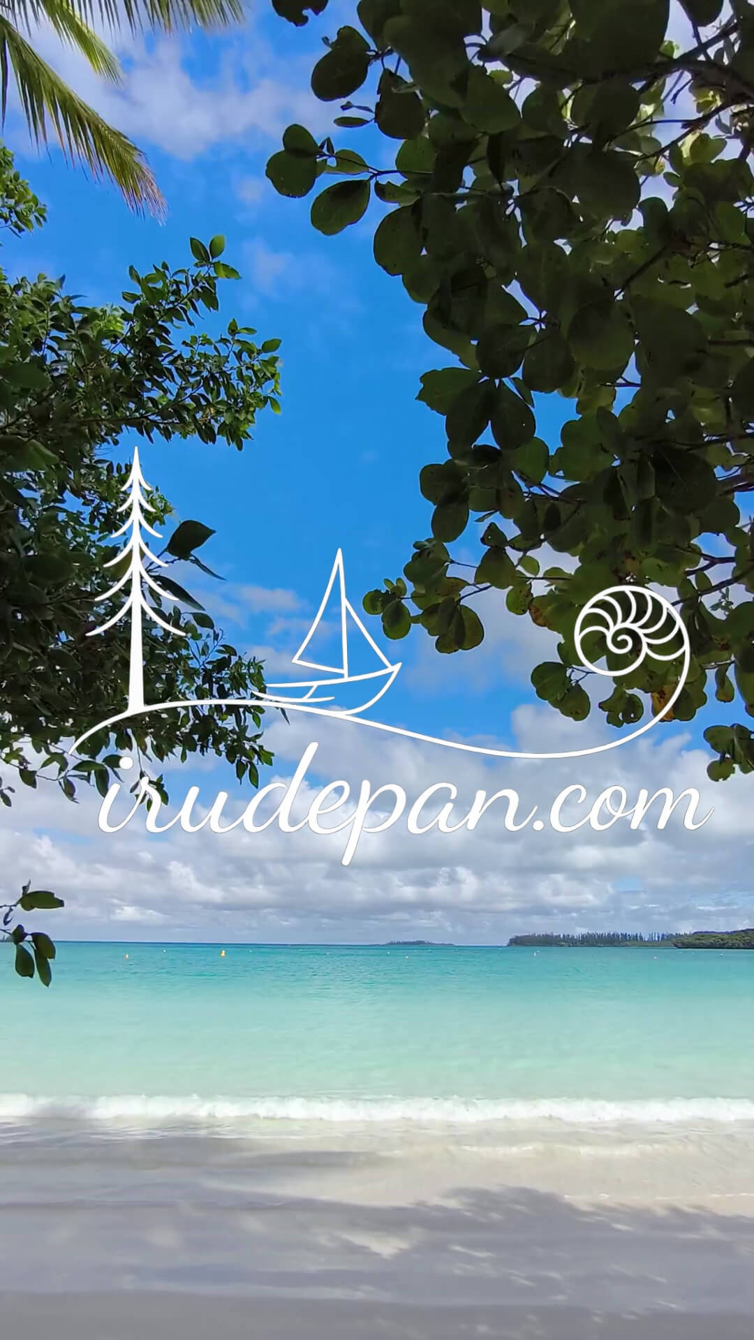 イルデパンの白砂と青い海を見せる風景に、白い手書き風ロゴ「irudepan.com」を載せたフォールアップ画像。