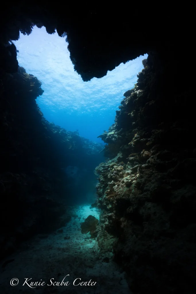 ハートの形が見えるバレ・デ・ゴルゴンの入口