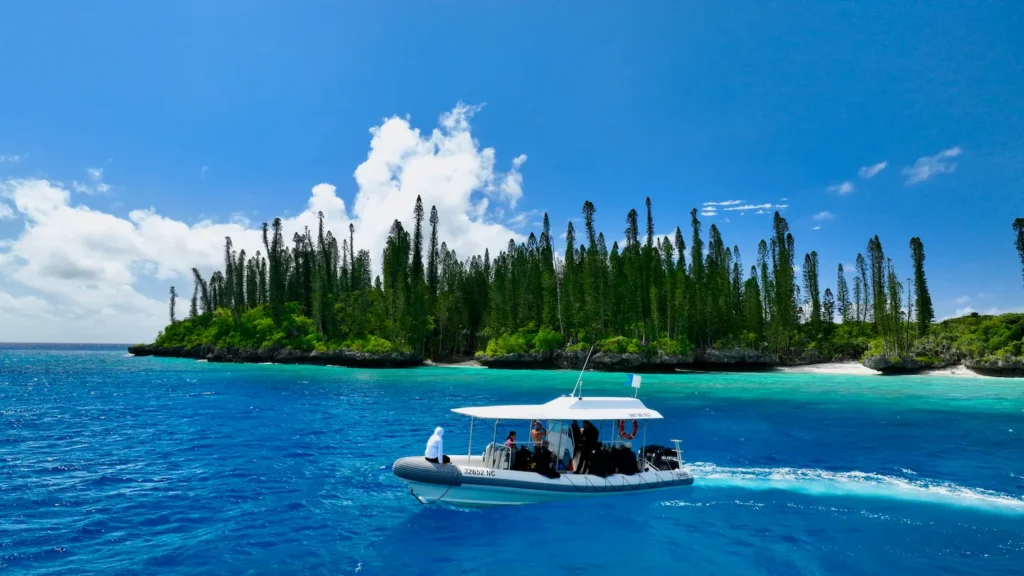 ダイビングポイントへ向かうボート