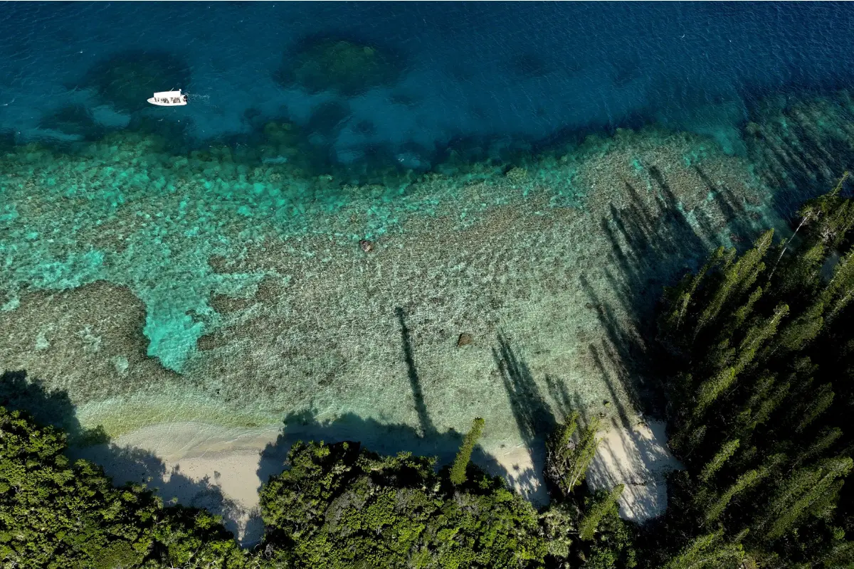イルデパンのラグーンとダイビングボート